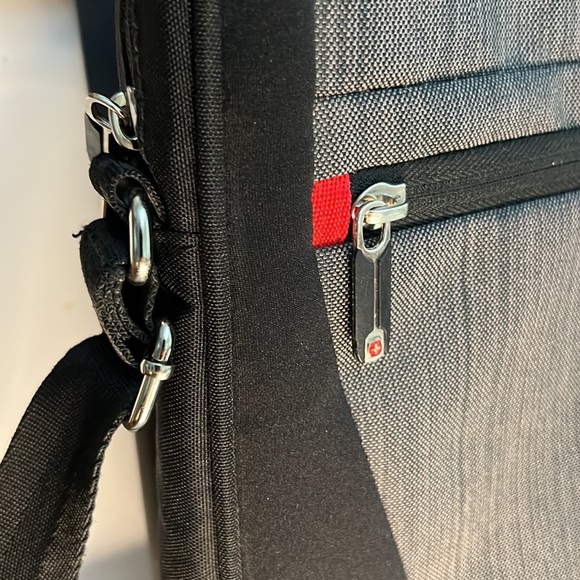 SwissGear Laptop Bag - Picture 3 of 12